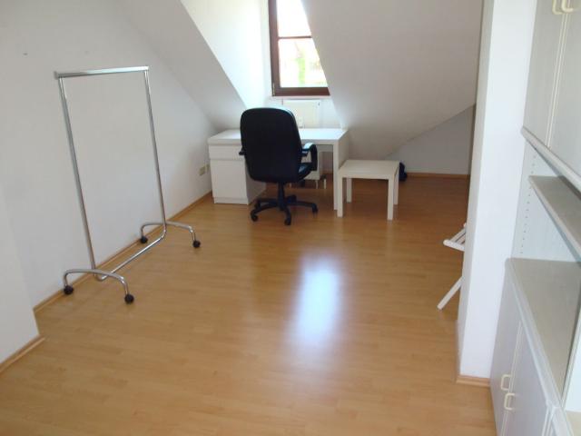 Unilage Bayreuth, 2 Zi. Wohnung mit Balkon, Teilmöblierung, Laminat, Wfl. ca. 36 m²