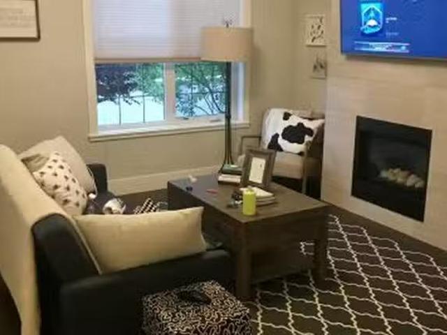 Charming 3 BR 1000 Room for rent in Quarry Park