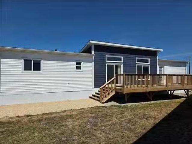 Unique 3 BR 133 Prairie Oaks Drive, Mitchell, MB, R5G 2X5 ho.