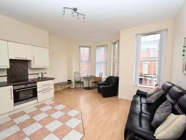 Deal! 11b Eglantine Gardens