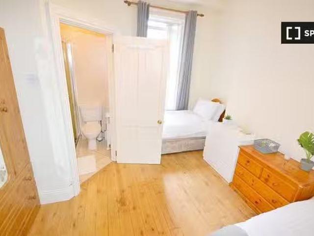 Rental! 1 BR Bed for rent in a twin ensuite room in Phibsborough