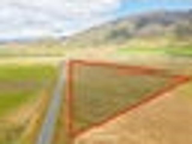 Unique 7 ha Opportunity with Subdivision Potenti