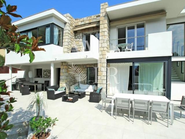 UNIQUE CONTEMPORAINE VUE MER PROCHE COMMERCES AU CALME