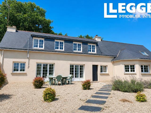 UNIQUE! Au coeur du Val d'Oust. Propriété 7 pièces, 5 chambres, garage, jardin, prés et bois. Fort Potentiel
