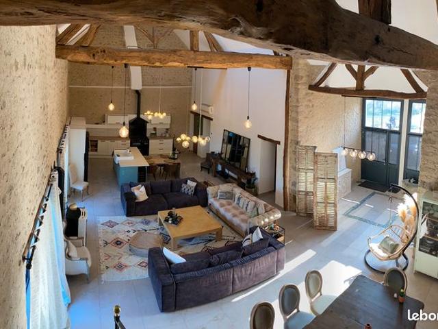 Unique et introuvable pour cette longere du 17 eme siecle 200 m2 de luxe et d'elegance avec 4 chambres terrain 3200 m2 borde par les champs proche