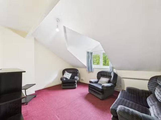Unique Flat 6, 90 Eglantine Avenue
