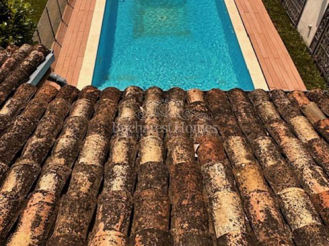 Unique Hacienda Style, Six Bedrooms and Pool, Pipera