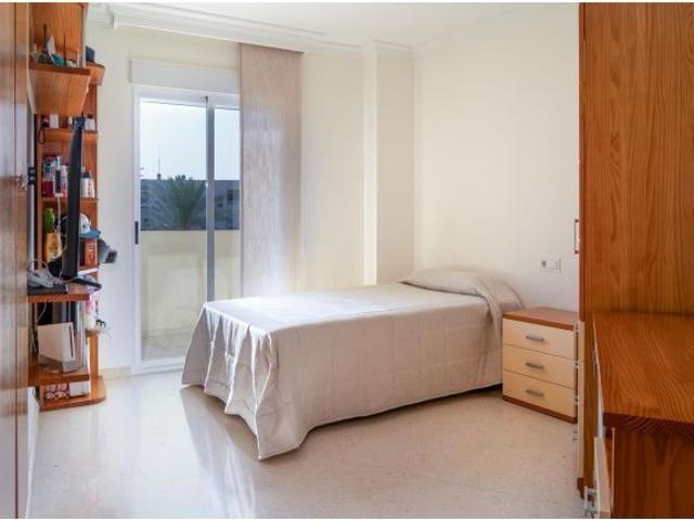 Unique Opportunity! !Oportunidad única! We present this spectacular penthouse located in one of
