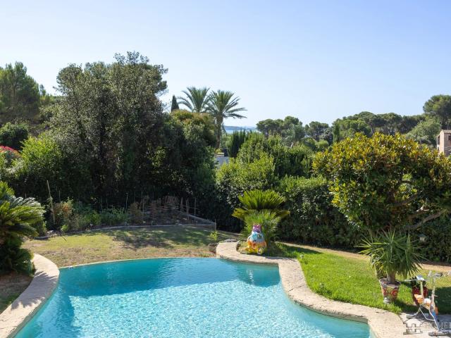 Unique opportunity to acquire a stunning 7 bedroom rare prop. 348m² Antibes