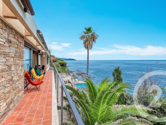 Unique Surplombant directement la Méditerranée, cette villa. 179m² Le Lavandou