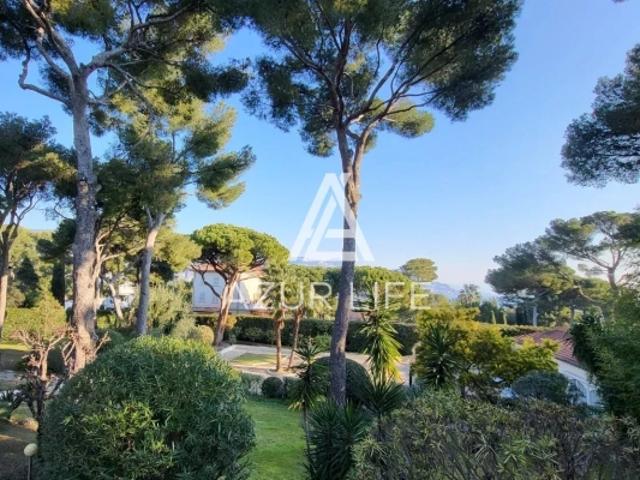 Unique: parcelle de 5000 m2 avec trois villas