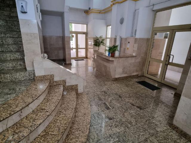 Unirii Bulevard colt cu Nerva Traian, ap. 2 camere pregatit pt mutare
