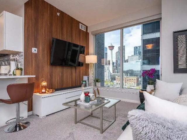 Unison Bright 2 Bedroom Condo with Floor to Ceiling Windows & Tower Views