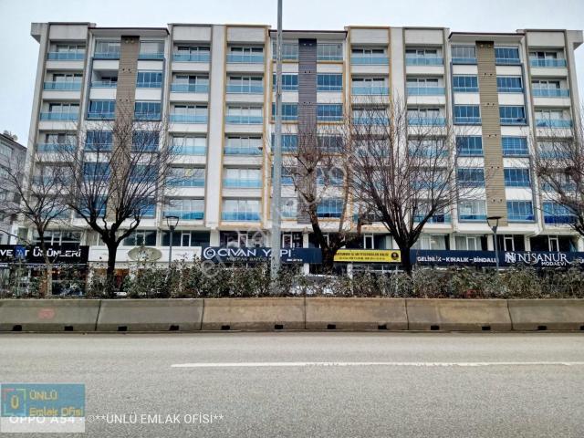 Ünlü Emlaktan Merkezi Konum Cadde Üzeri Manzaralı Kiralık Daire