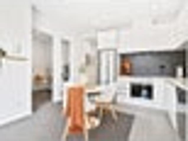 Unrivalled Location ground floor 1 bed + study!