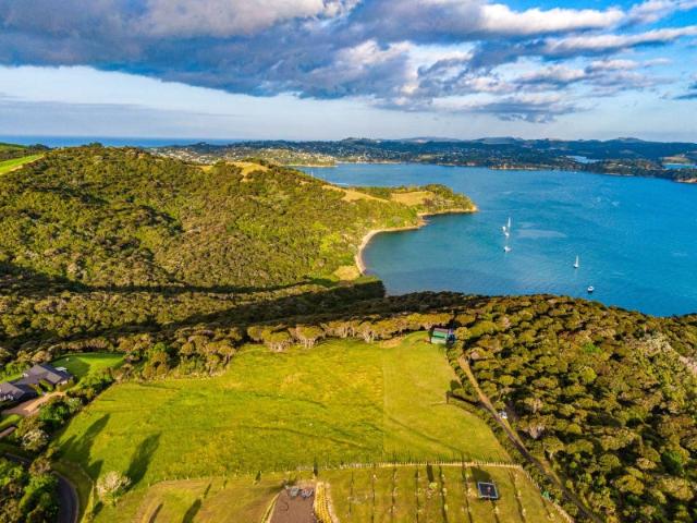 Unrivalled property overlooking Cable Bay