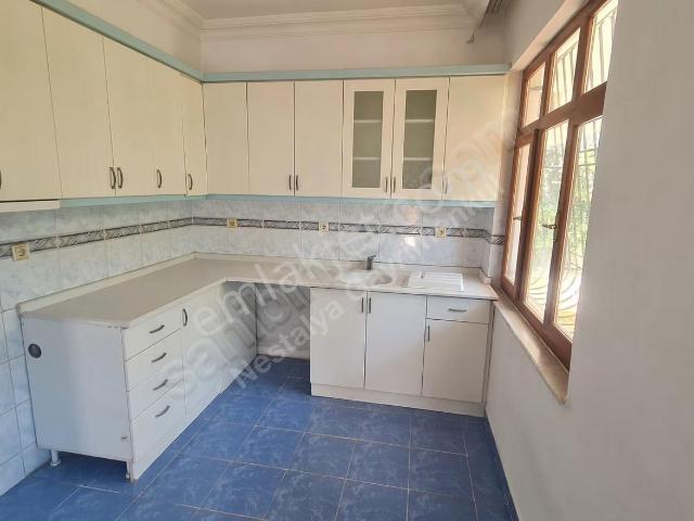 Ünsal'da 2+1 Ebeveyn Banyolu 90 M2 Yüksek Giriş Kiralık Daire