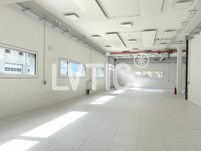 Unternehmen, Lager, Büros von 3000 m2 teilbar zu vermieten in Collombey