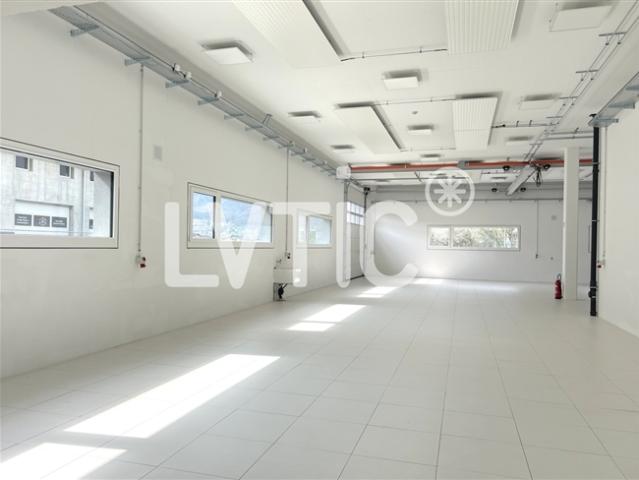 Unternehmen, Lager, Büros von 3000 m2 teilbar zu vermieten in Collombey