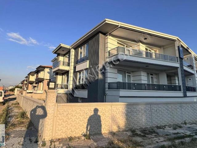 Ünüversite Yolu Üzerinde 8+1 / 330m Geniş Daire
