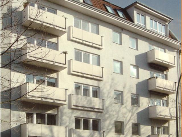 Unvermietete helle 2 Zimmer Wohnung im 3. OG mit Balkon und PKW Stellplatz in Steglitz zu verkaufen
