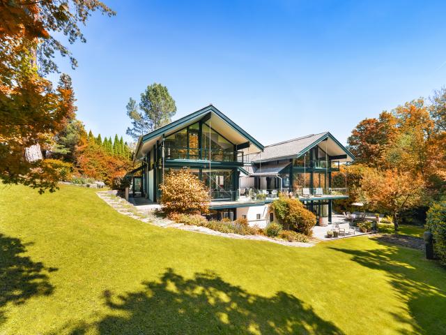 Unverbaubare, naturnahe Lage in Seenähe: Großzügige Familienvilla mit Indoor Pool