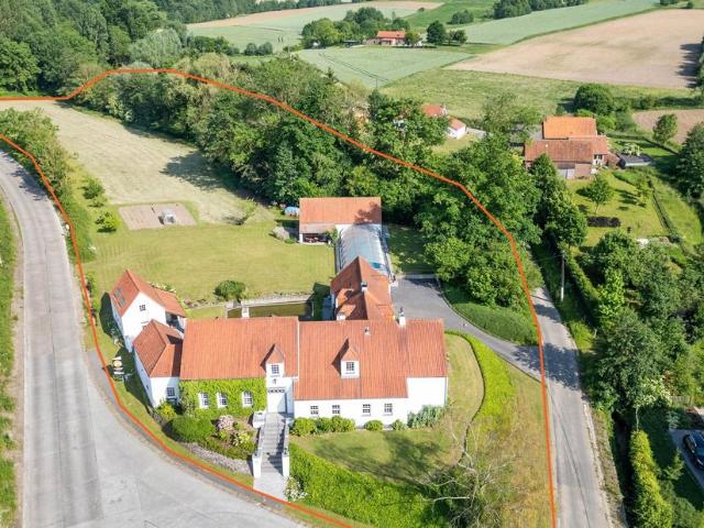Usage mixte à vendre pour 1200000 euro avec 6 chambres à coucher