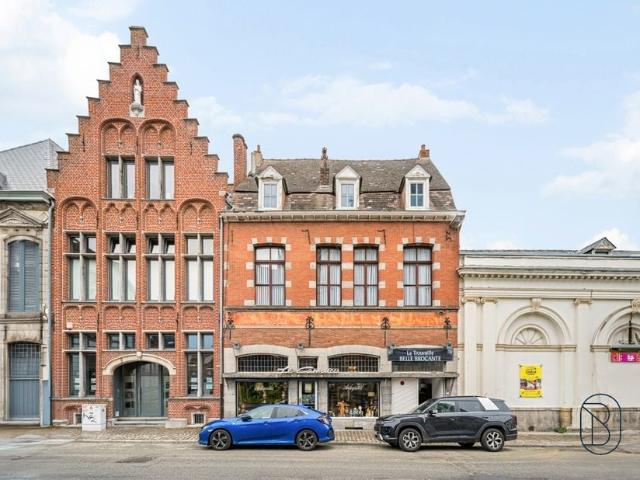 Usage mixte à vendre pour 250000 euro avec 3 chambres à coucher