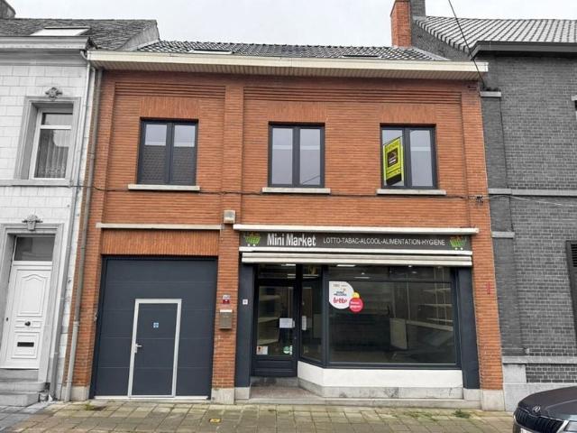 Usage mixte à vendre pour 250000 euro avec 4 chambres à coucher