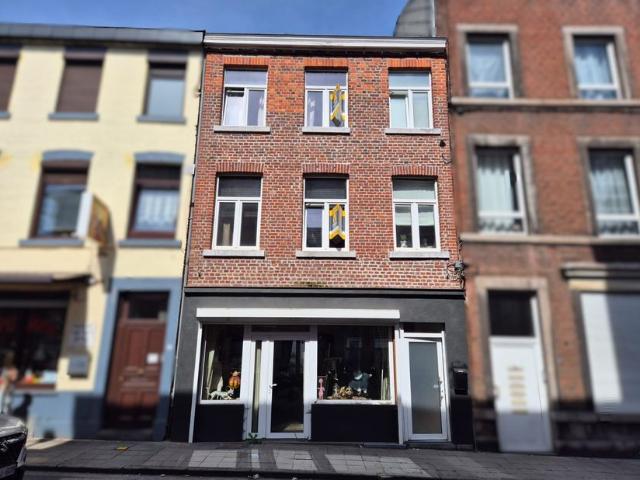 Usage mixte à vendre pour 265000 euro avec 2 chambres à coucher