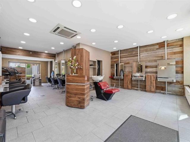 Usage mixte à vendre pour 285000 euro avec 2 chambres à coucher