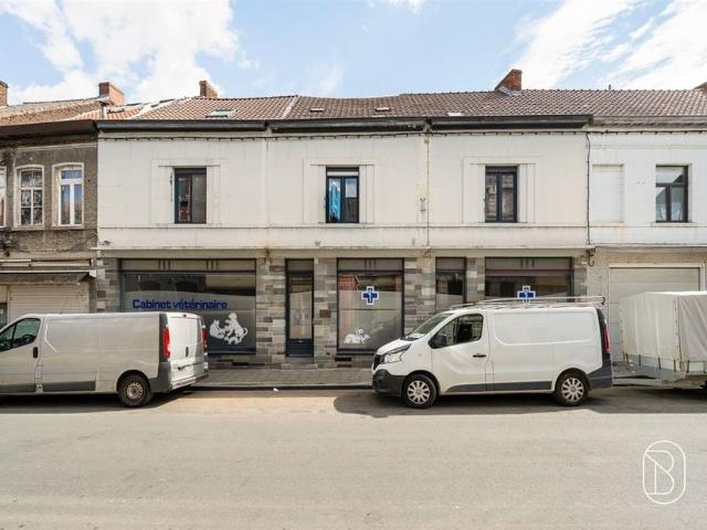 Usage mixte à vendre pour 315000 euro avec 6 chambres à coucher