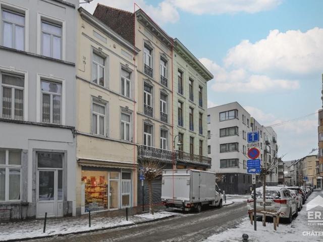 Usage mixte à vendre pour 499000 euro avec 5 chambres à coucher