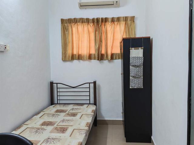 USJ2 house quiet, next to playground – own bath, furnished room posted by owner
