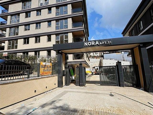 ÜSKÜDAR MERKEZ NEVÇARŞI YANINDA 2+1 OTOPARKLI DAİRE