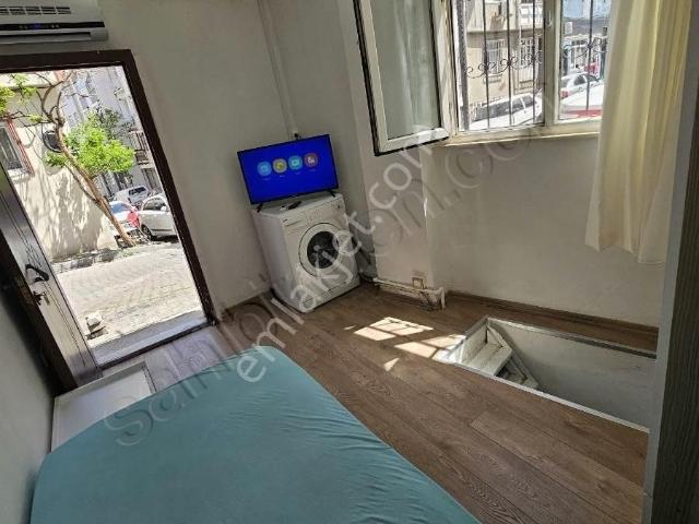 Üsküdar Merkezde Eşyalı İçi Temiz Yenilenmiş Ters Düblex Daire
