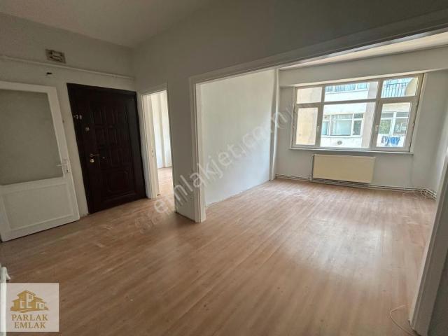 Üsküdar Merkeze Yakın 2+1 70m² Ara Kat Daire!