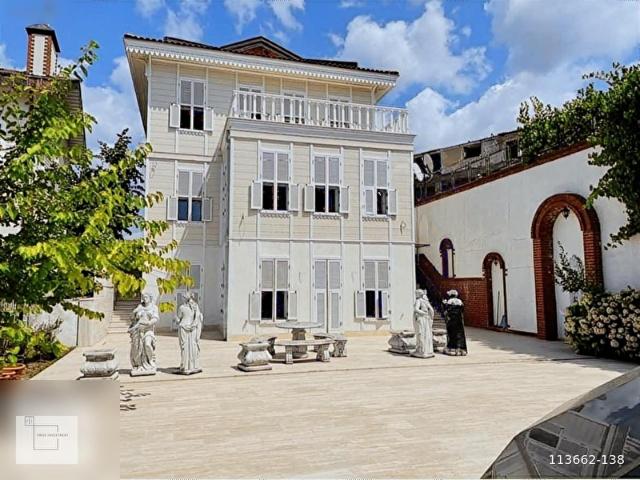 Üsküdar Nakkaştepe de Satılık 4+2 Müstakil Havuzlu Villa Köşk