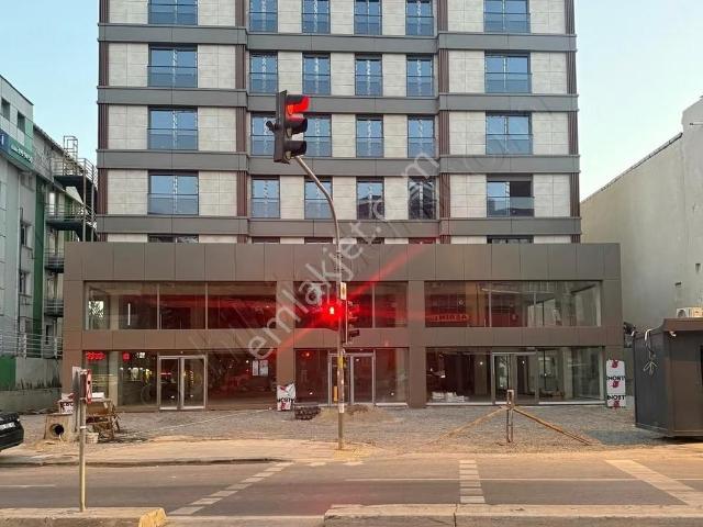 Üsküdar Caddesi Üzeri Net 425 M² Geniş Cepheli Kiralık Dükkan
