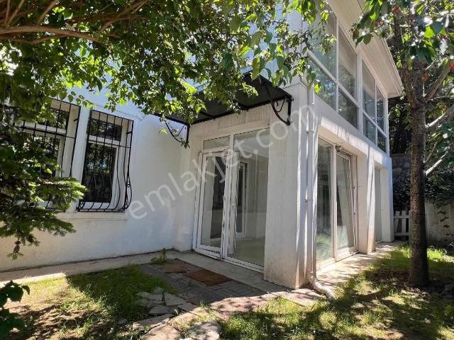 Üsküdar Çengelköy Ata 2 Sitesinde 2+1 Bahçeli Villa Katı
