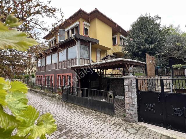 Üsküdar Çengelköy Ata 2 Sitesinde 300 M2 Tripleks Tekli Villa