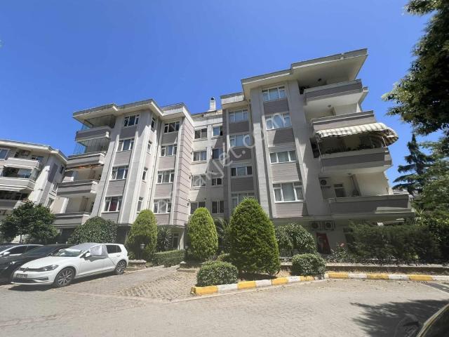 Üsküdar Çengelköy Doktorlar Sitesinde 300 M2 Dublex