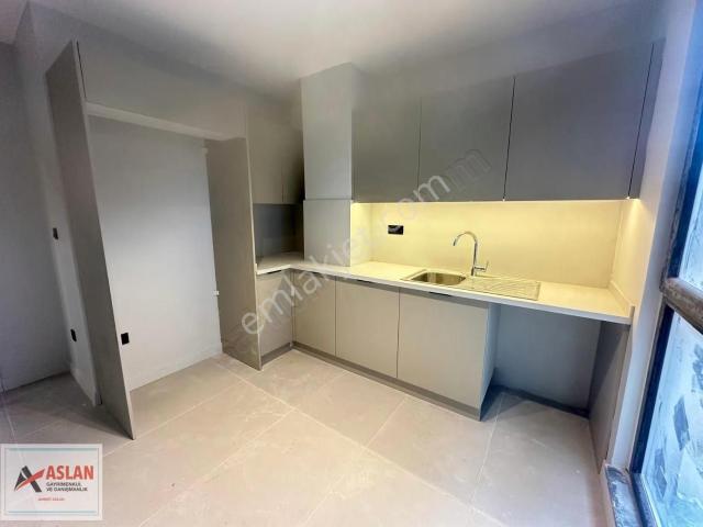 Üsküdar Çengelköyde Site İçinde Kiralık 2+1 Otoparklı