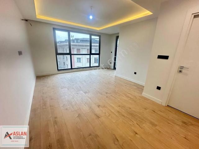 Üsküdar Çengelköyde Site İçinde Satılık Arakat 2+1 Otoparklı