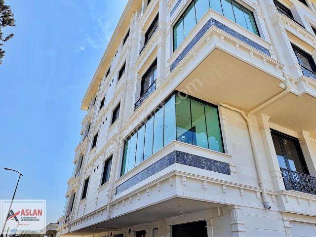 Üsküdar Güzeltepede Satılık Arakat Daire 4+1/160 M2 Brüt