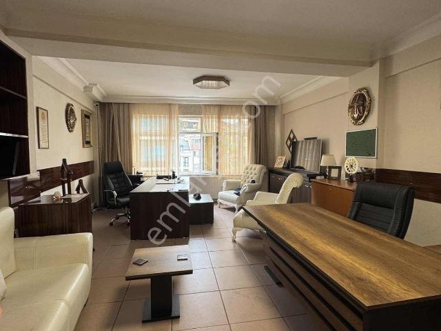 Üsküdarda Cadde Üstü Wc'li Boş Kiralık Ofis