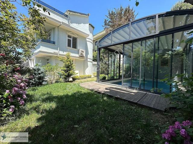 Üsküdar'da Havuzlu Müstakil Kiralık Villa
