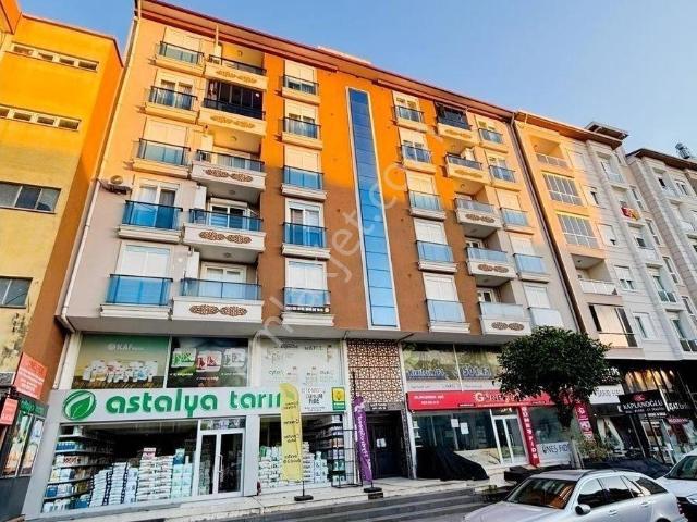 Usta Gayrimenkul'den Kiralık Cadde Üzerinde 3+1 Temiz Daire