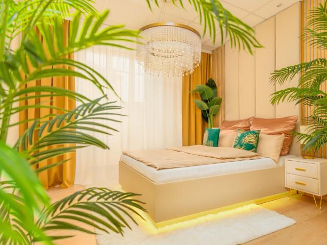 Up to 10 people 106 sqm designer apartment, prime location, 1 free parking space