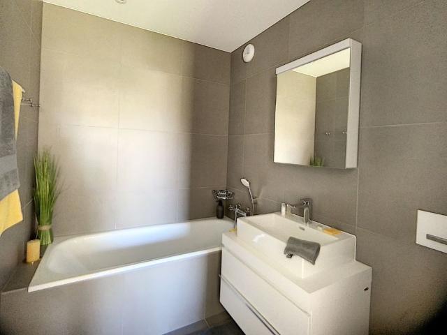 UP FOR GRABS 3.5 ROOM APARTMENT WITH LAKE VIEW
